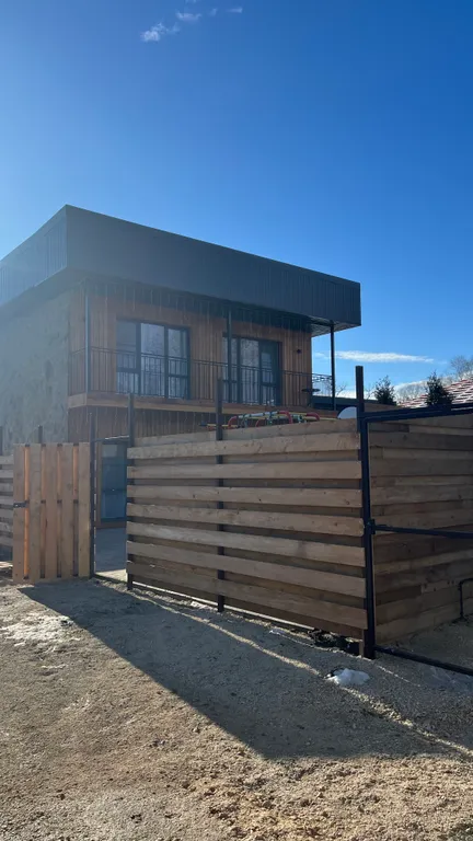 Вилла с бассейном на берегу реки