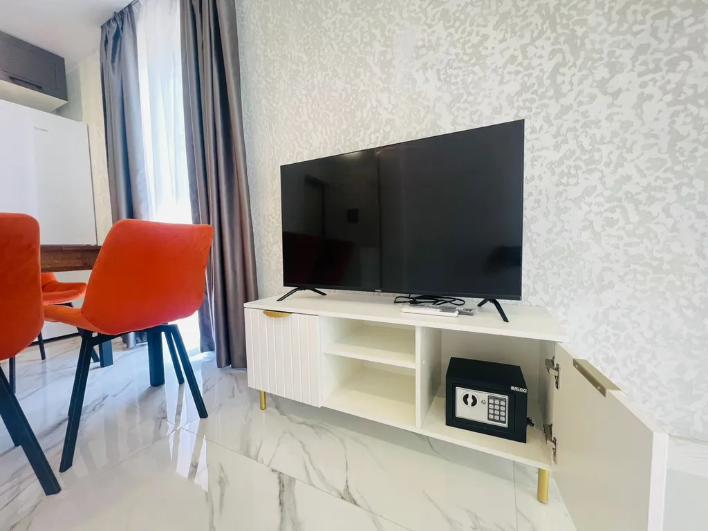 Двухуровневая трёхкомнатная квартира с балконом и бассейном