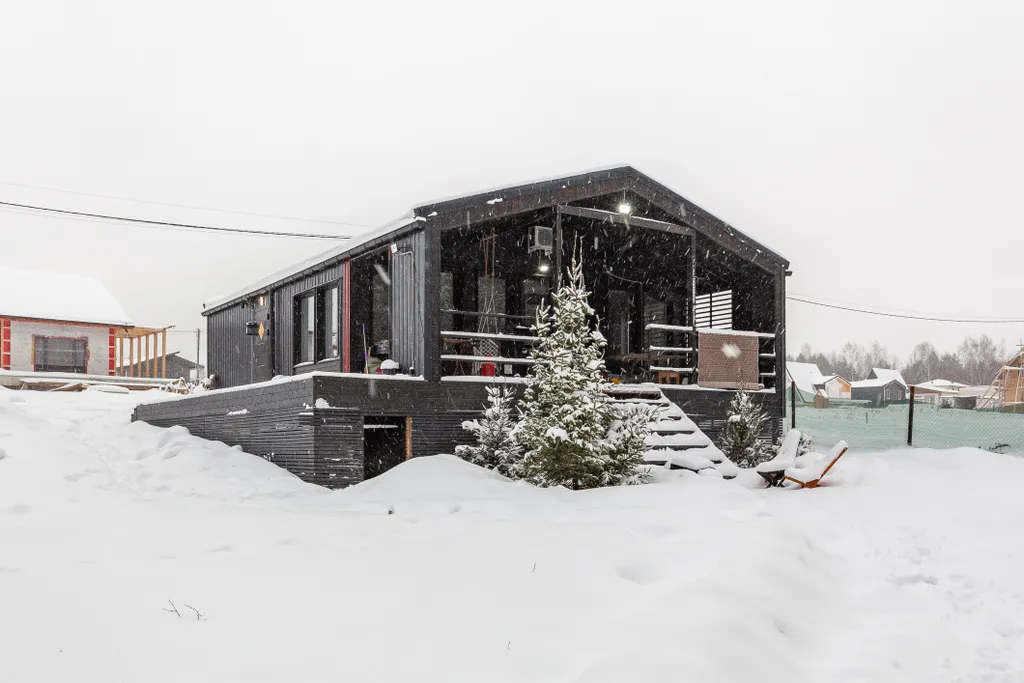 Современный дом с баней в лесу