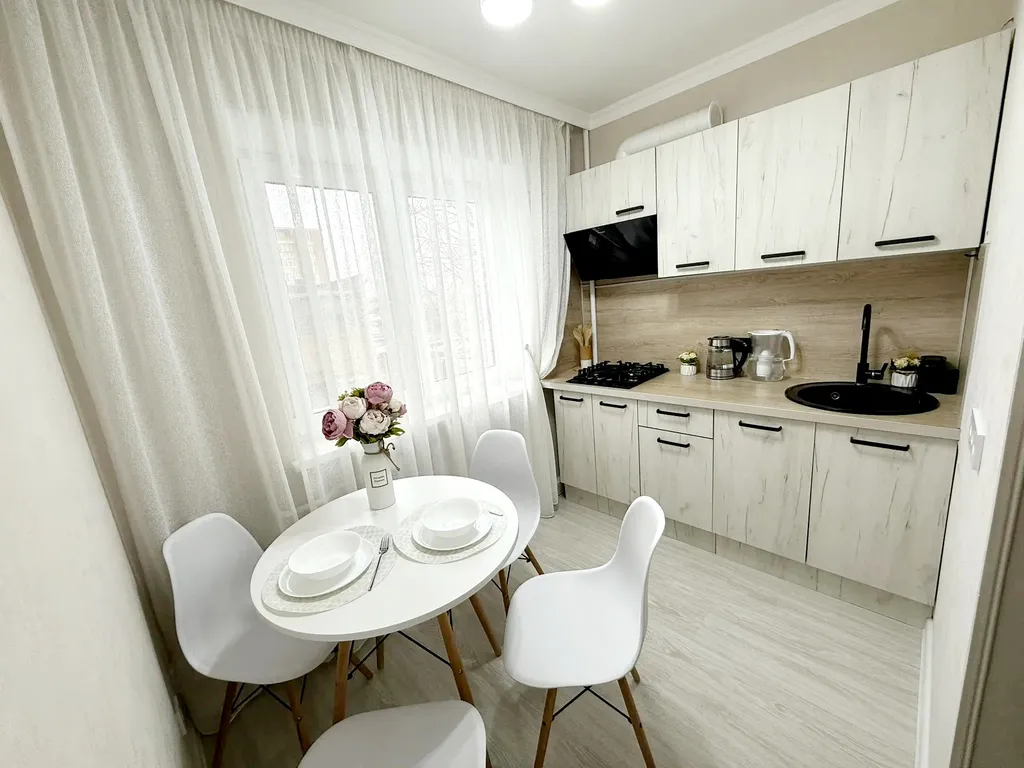 Светлая квартира со стильным ремонтом в центре города — аренда посуточно в Владикавказ