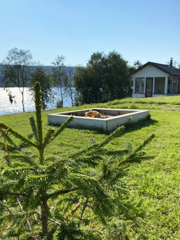 Коттедж Коттедж на берегу озера с видом на горнолыжный курорт и сауной внутри — Заозерный