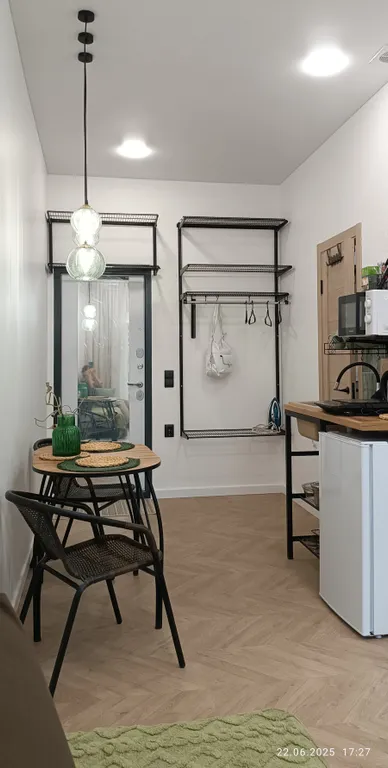 Центр. Сталинка с балконом с красивым видом на бульвар возле университа