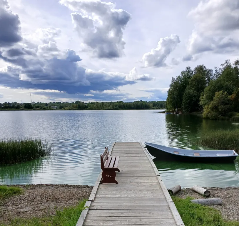 Уютный дом на берегу озера