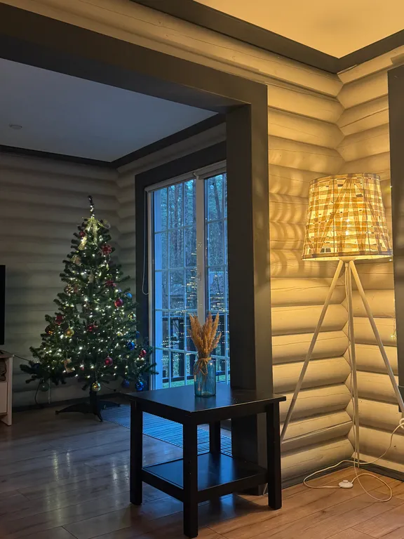 Уютный бревенчатый дом в сосновом бору