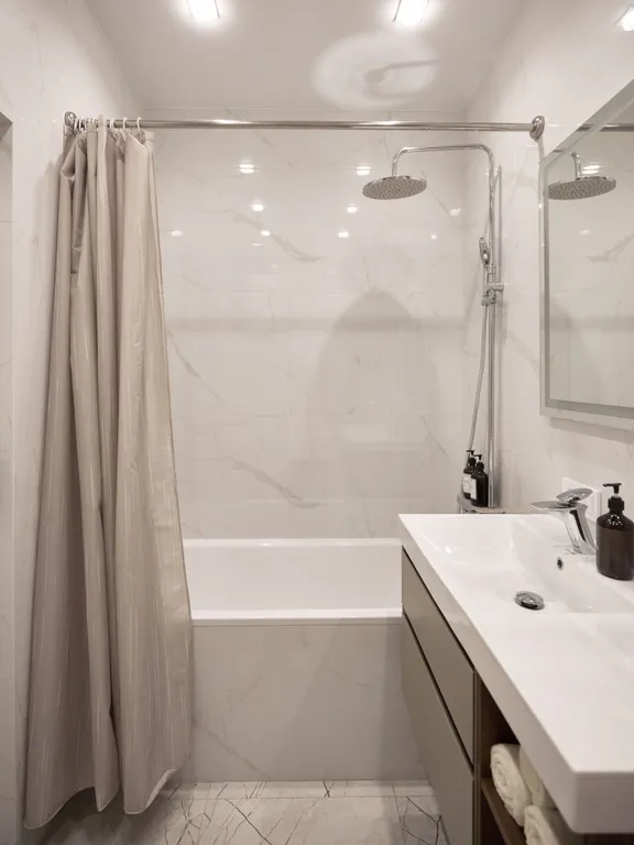 Современная, новая квартира с видом на горы