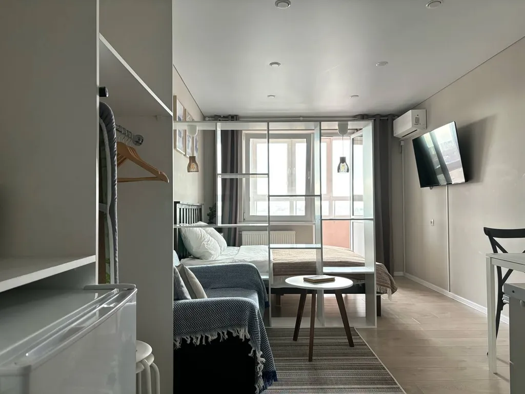 Студия с видом на город