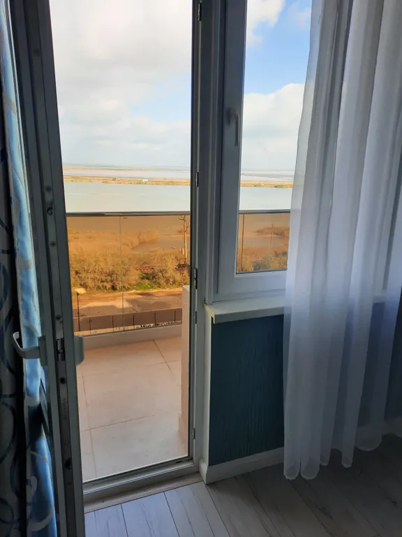 Уютная квартира с видом на розовое озеро