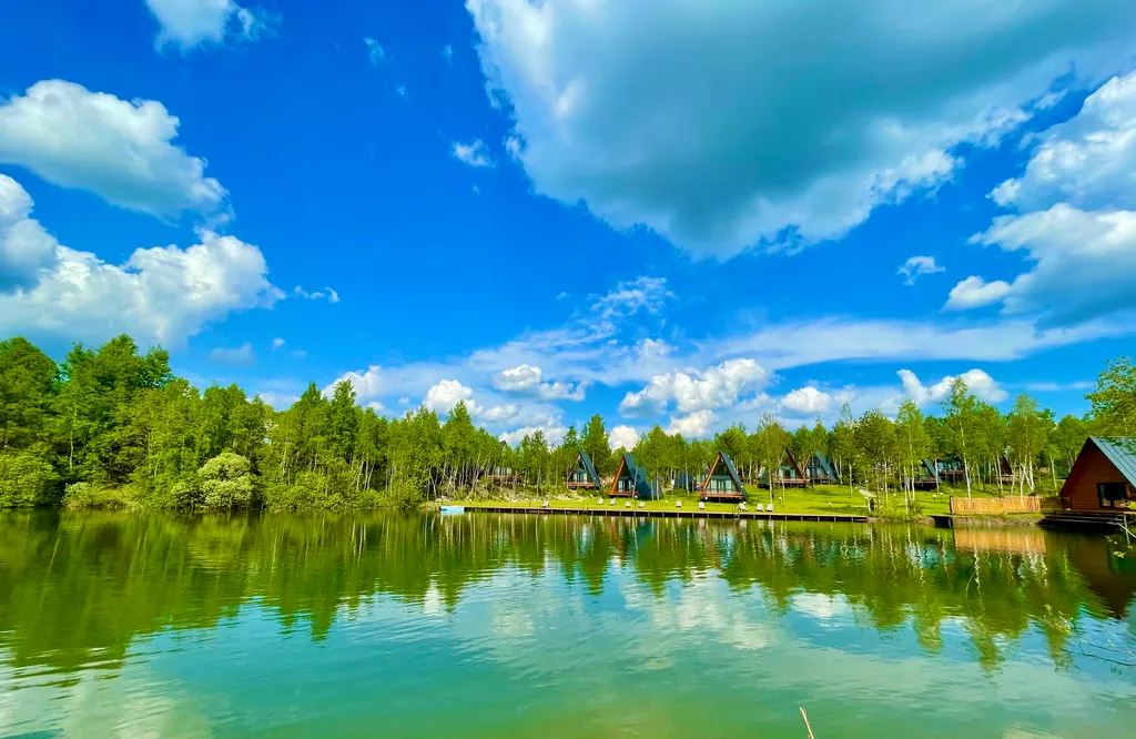 Шале у лесного озера