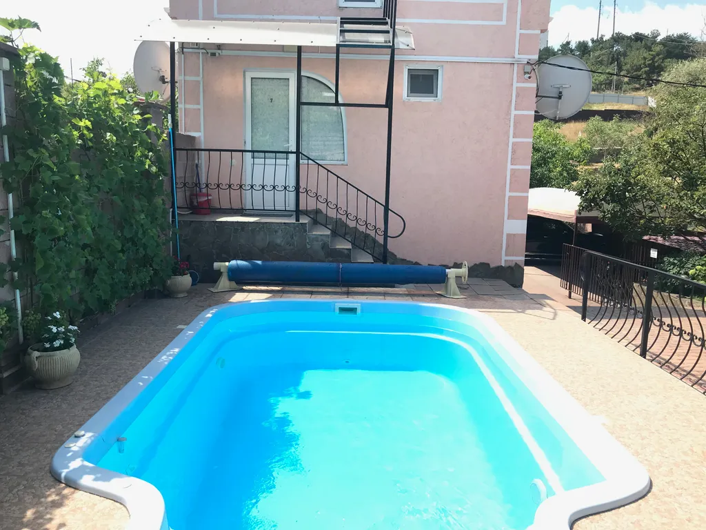 Коттедж Домик у бассейна — Севастополь