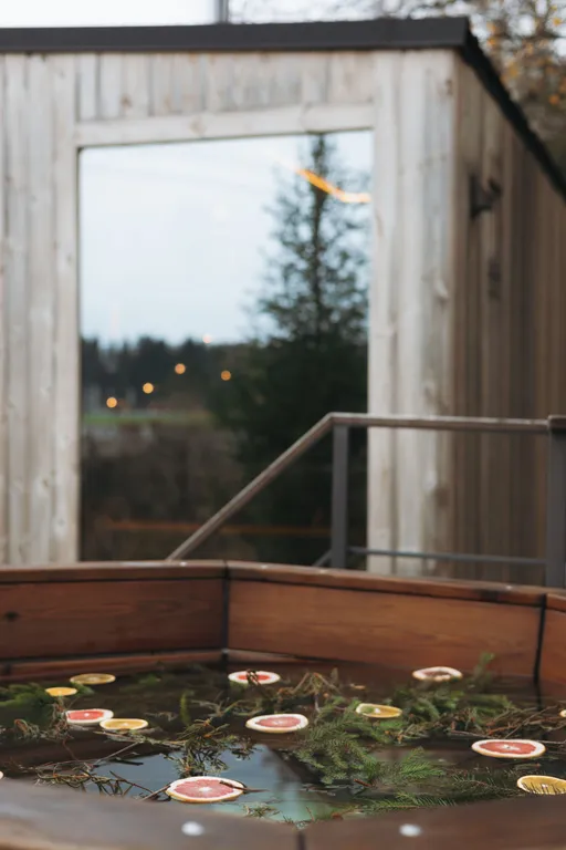 Дом с баней и чаном у воды и леса бохо