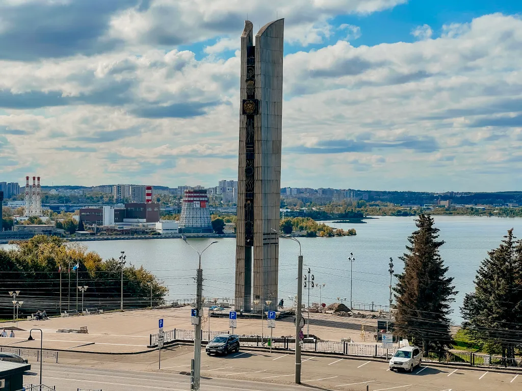 4 Угла: Тот самый ЖК колизей на набережной, М.Горького, 150