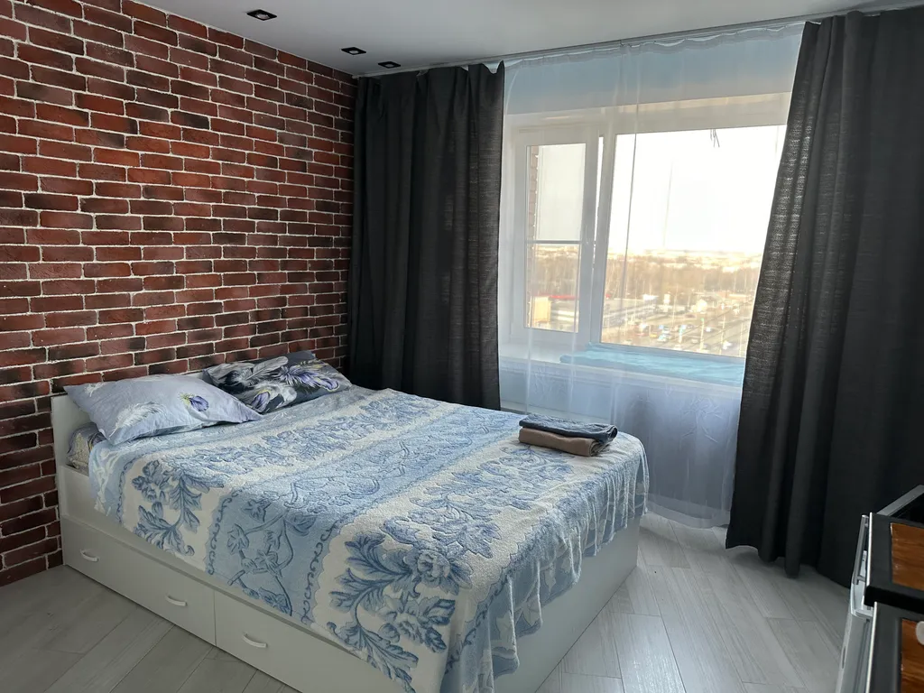 Уютная приятная комната с видом на город