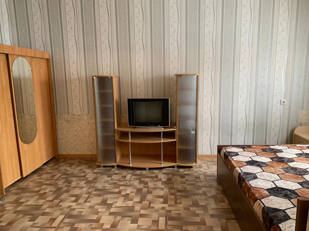 Квартира Квартира Однокомнатная через дорогу от набережной реки Кача — Красноярск