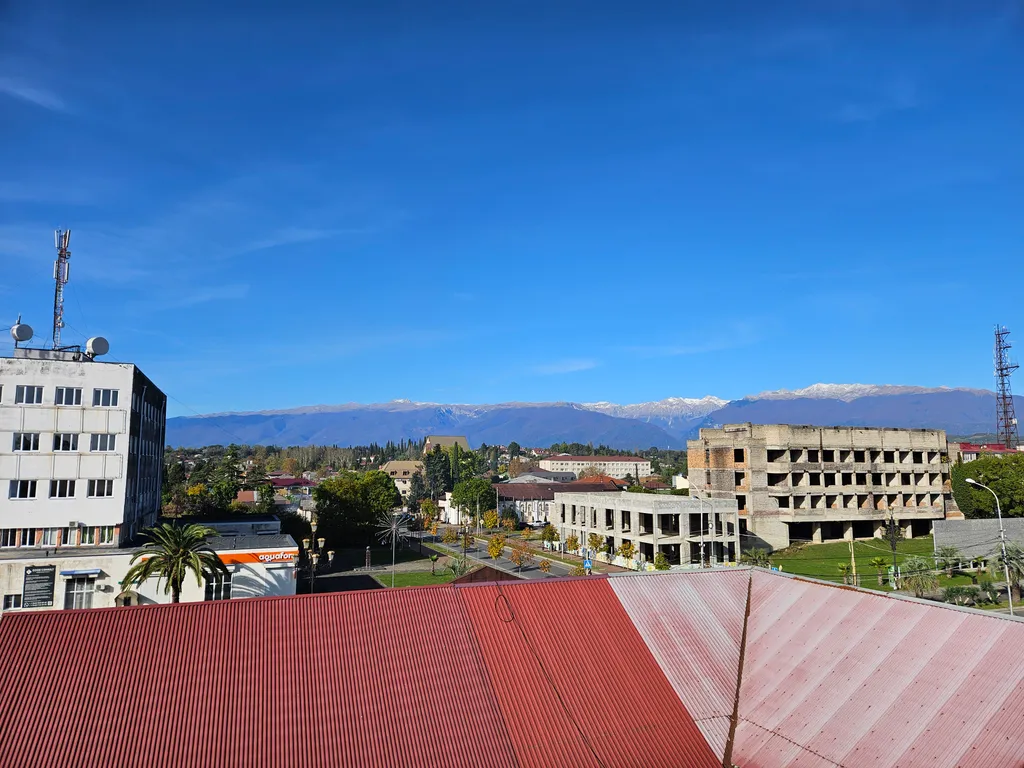 Номер люкс с балконом и видом на море в отеле атлас