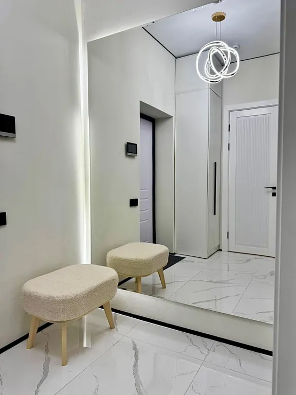 Эстетичная евродвушка рядом с Мегой