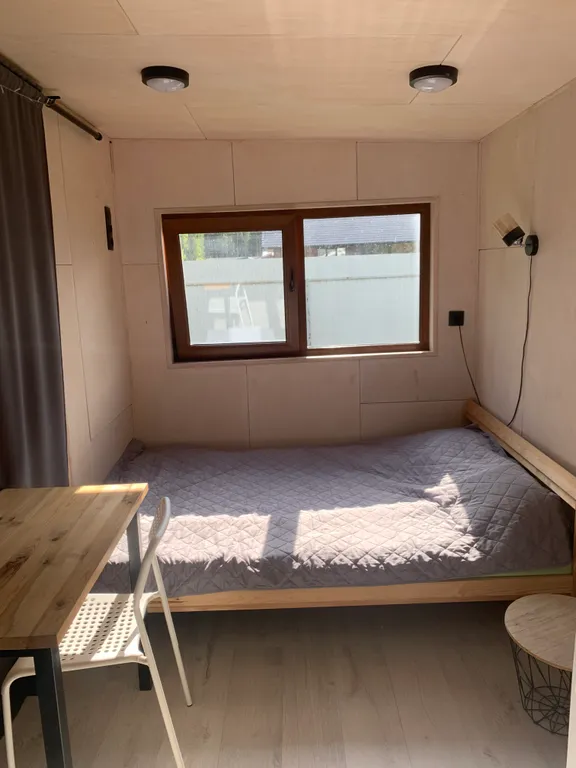 Уютный лесной домик на берегу ручья с выходом в лес