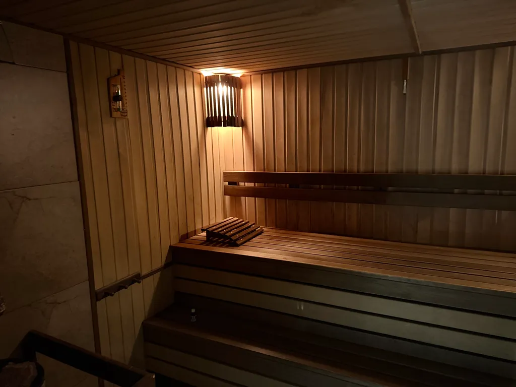 Загородный домик с бассейном и сауной