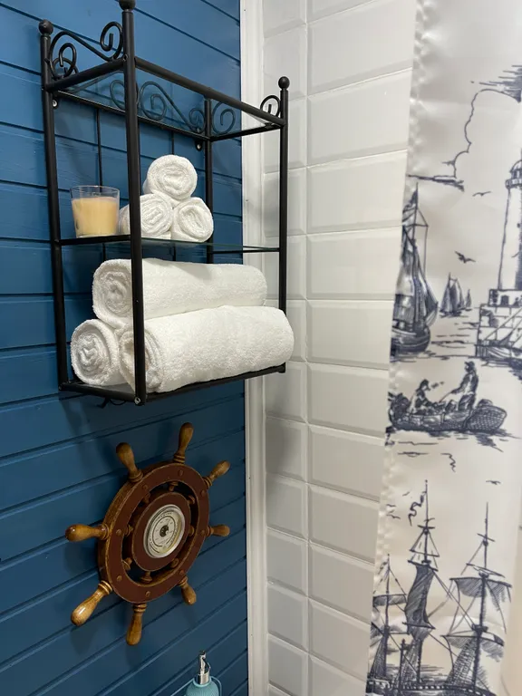 Двухкомнатная квартира с собственной террасой в неосоветском стиле