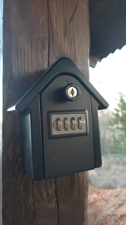 Домик у реки с отличным видом на 2 шлюз Волго Балтийского канала и лес