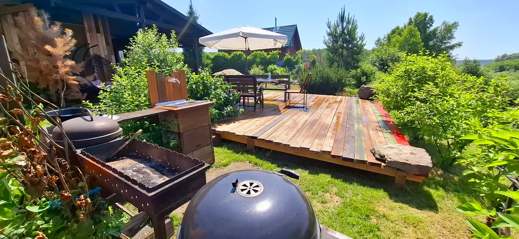 Дом с кораблем на берегу реки