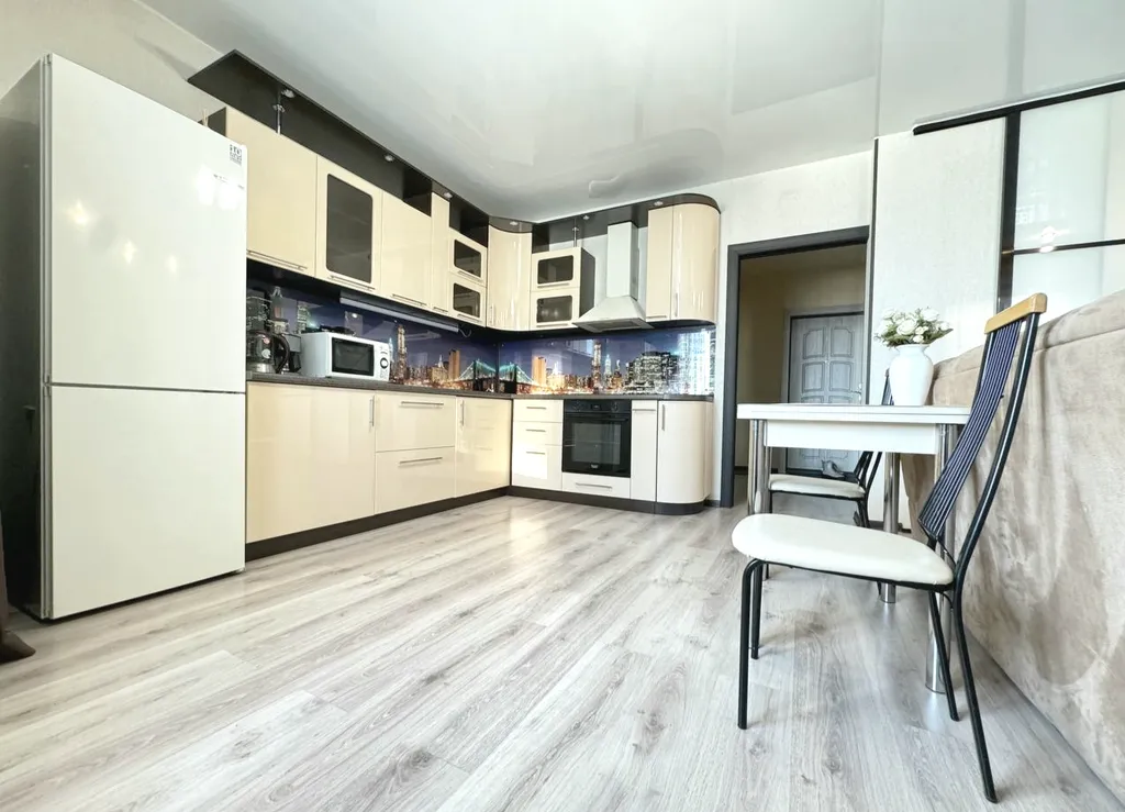 2-комнатная квартира с балконом и видом на реку рядом с Кузбасс-Арена