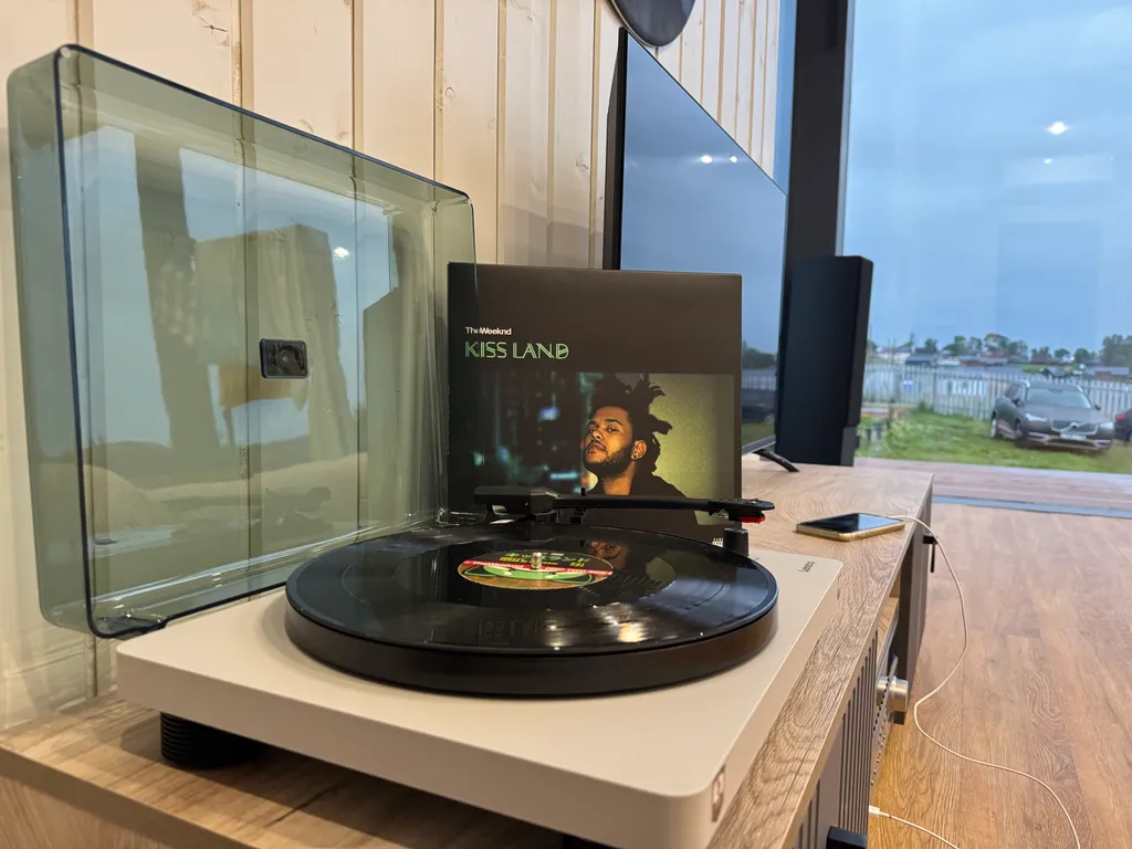 Коттедж Стеклянный дом на берегу Мичуринского озера возле склонов для катания — Мичуринское