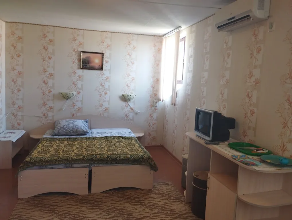 Просторная комната с кондиционером в частном доме