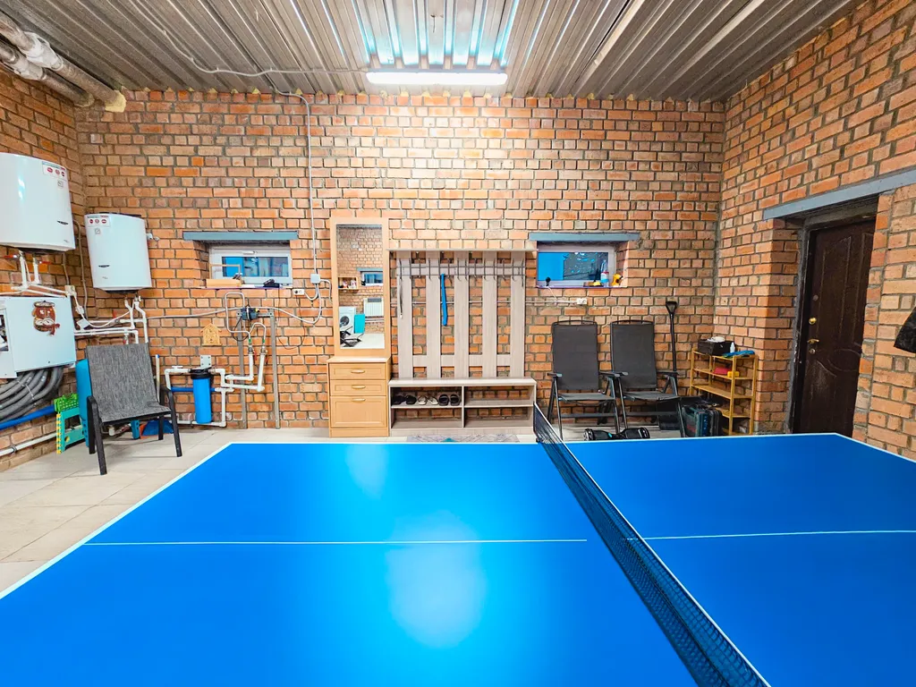 Просторный дом с баней и настольным теннисом в городе