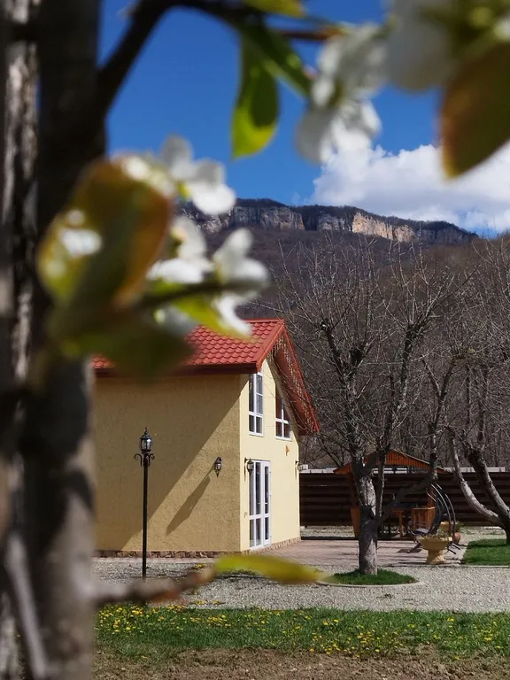 Домик с камином в горах