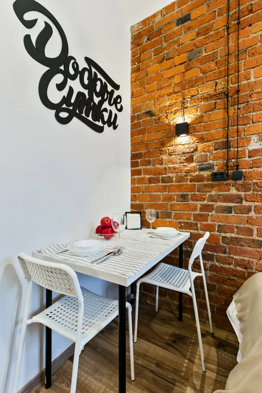 Современная студия с видом на городские огни