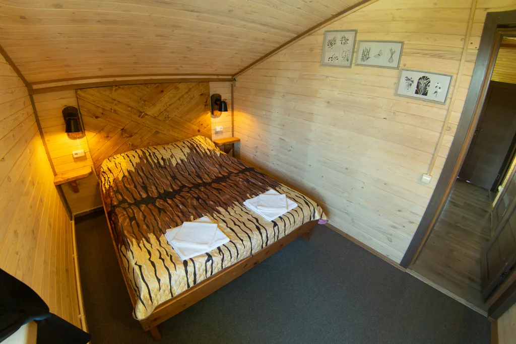 Дом у пруда