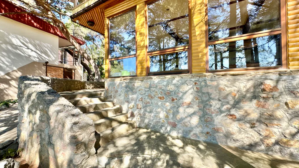 Дом у моря с личным парком, бассейном и сауной