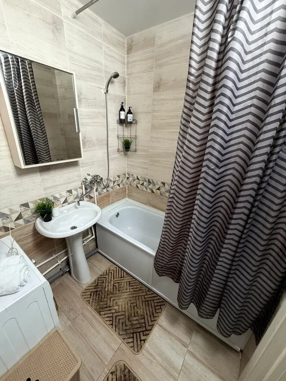 Еврдвушка в развитом районе