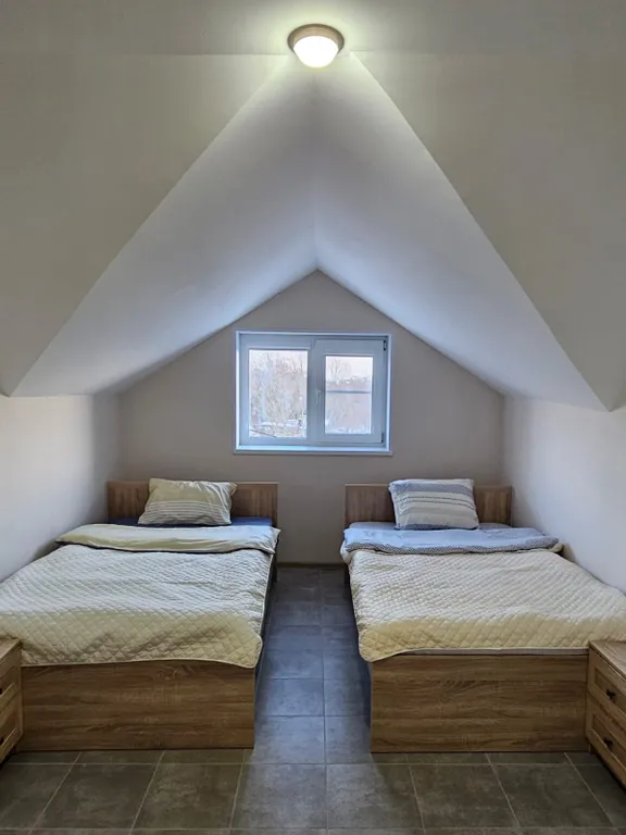 Уютный новый 3 этажный 10-комнатный гостeвoй дом с баней и прудом