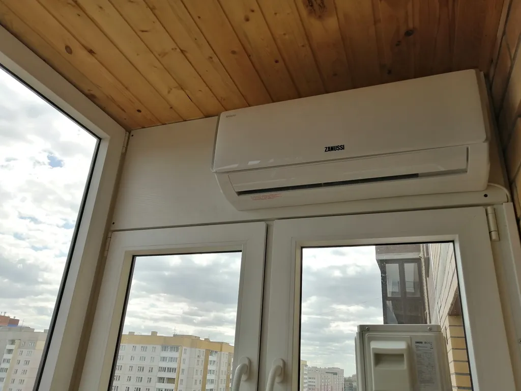 Студия с видом на город