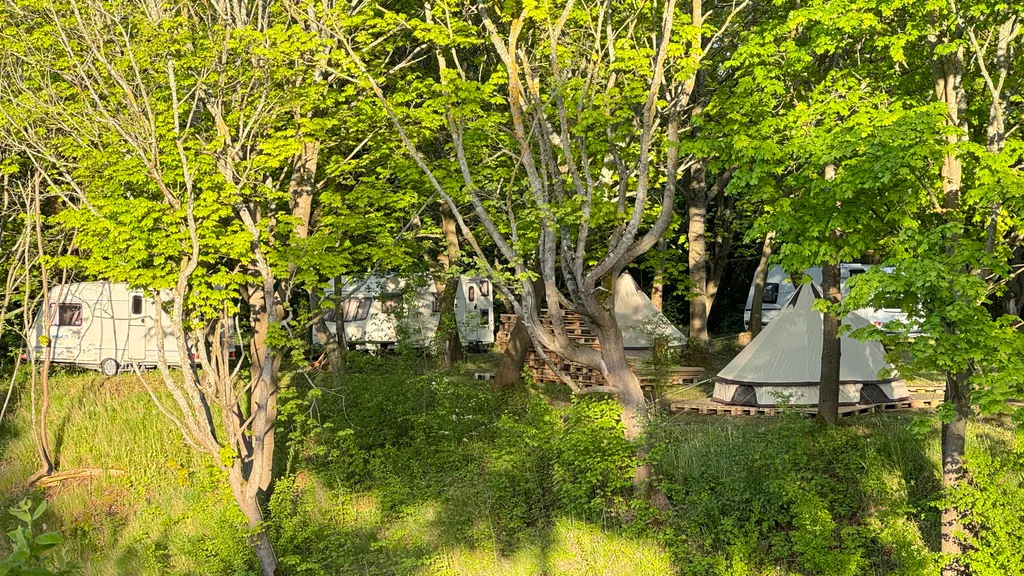 Автодомик для двоих с видом на озеро