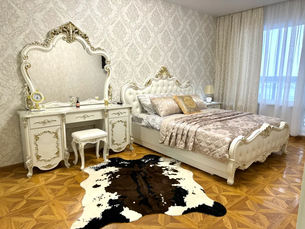 Апартаменты в античном стиле, с джакузи и красивым видом из окна