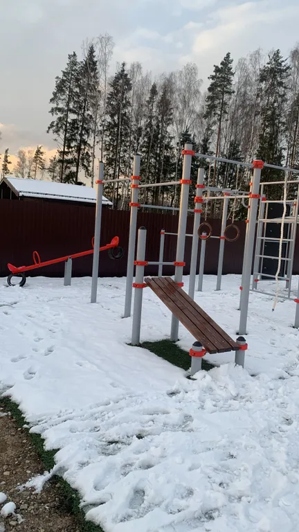 Уютный дом у леса и озера