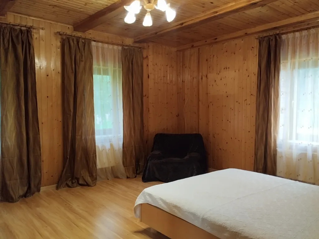 Дом с озером, река, лес