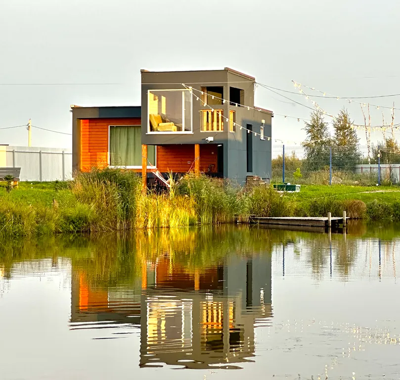 Дом с панорамными окнами на берегу озера на 6 чел с баней на територии