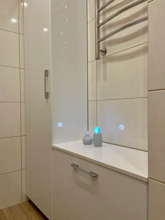 Новая квартира с кроватью возле панорамного окна, высокий этаж