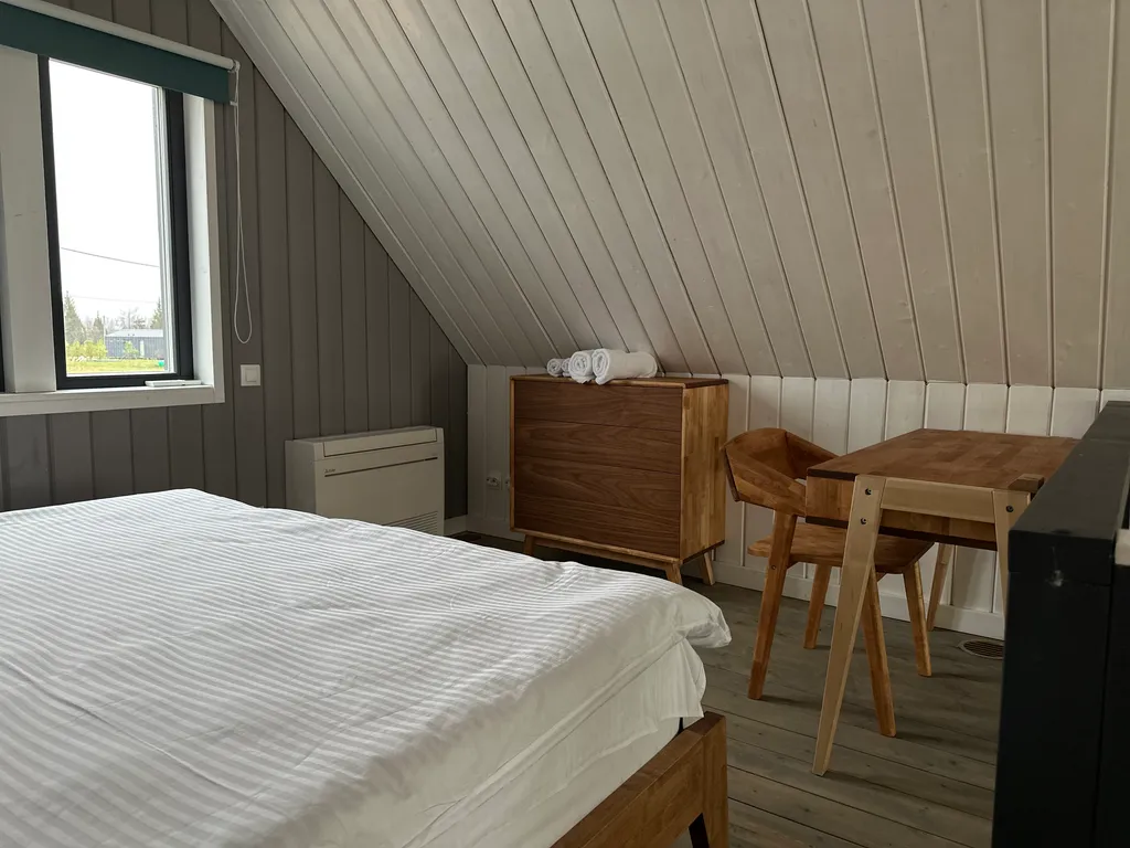 Стильный просторный дом с террасой и видом на луг