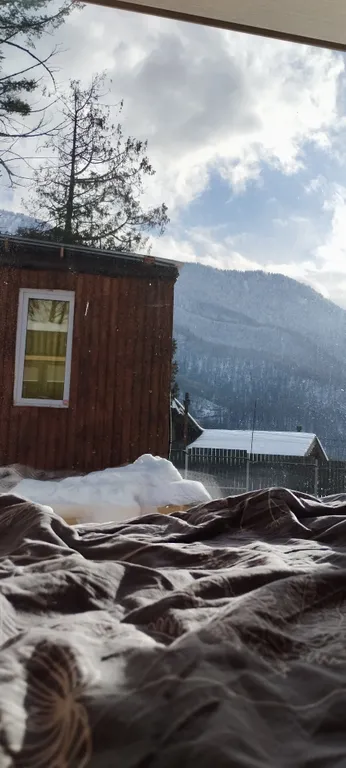 Тёплый домик в лесу с видом на горы