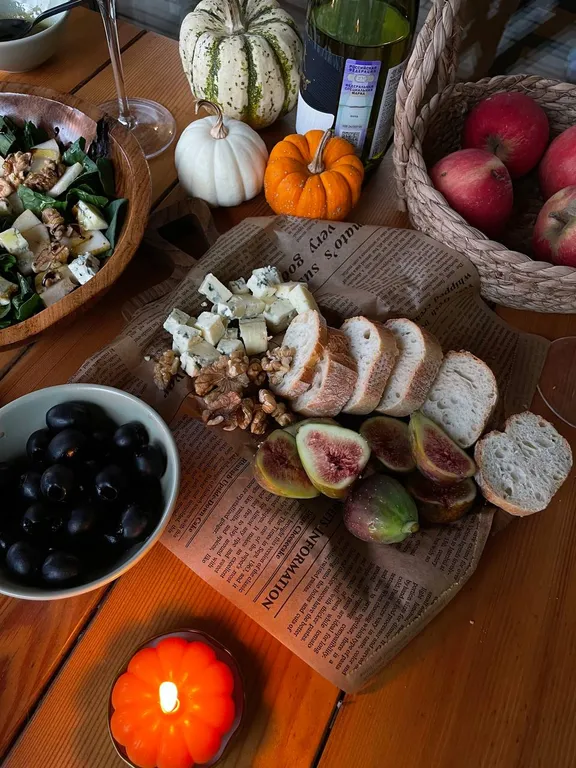 Дом на краю леса с видом на горы