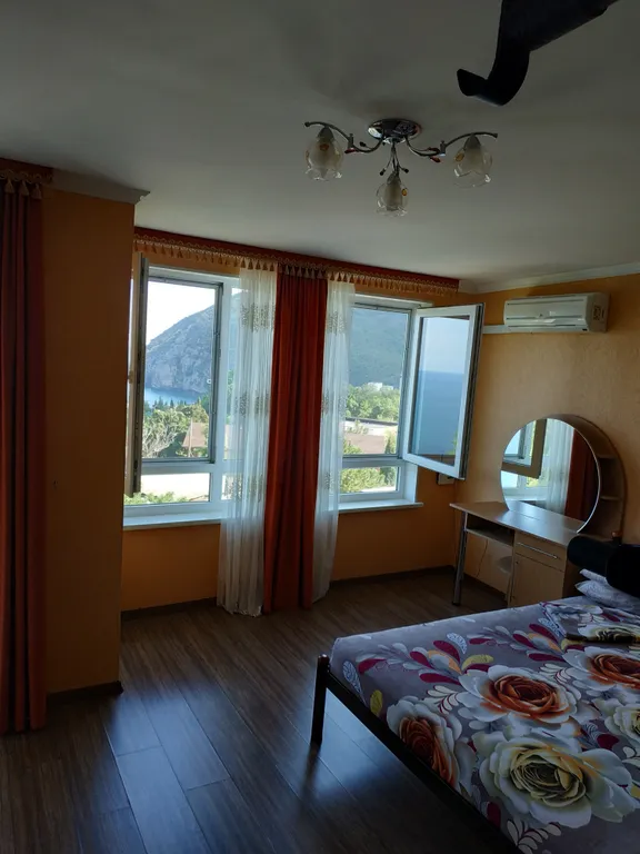 Квартира с красивым видом на море и гору АюДаг