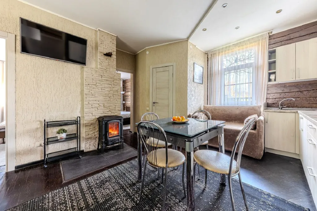 Уютный загородный коттедж у пруда с камином и террасой