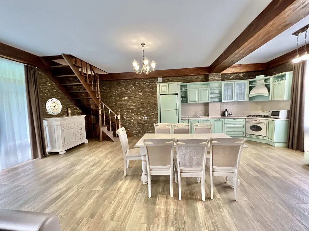 Дом в Гаспре с бассейном и беседкой