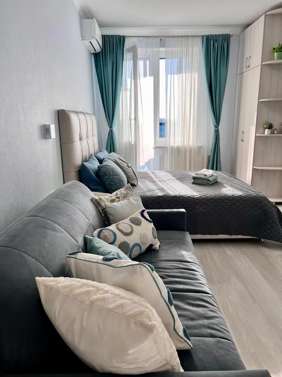 Студия на Пионерской с видом на город