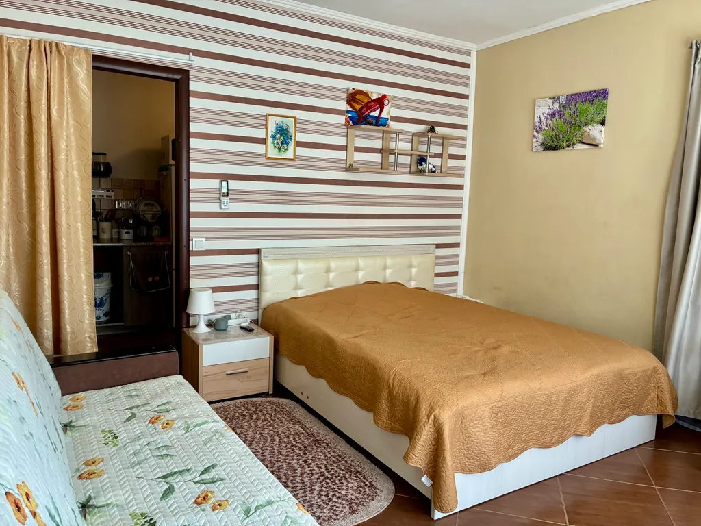 Уютная комната в частном доме со своим двором