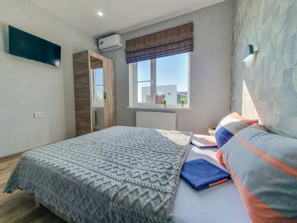 Отдельный дом с благоустроенным двором возле азовского моря